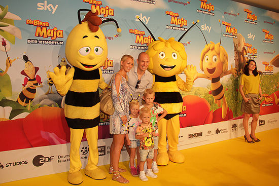 Bernadien und Arjen Robben waren mit ihren Kindern ebenfalls auf der "Biene Maja" Premiere in München zu Gast. Rechts im Bild: Schauspielerin Cosma Shiva Hagen (Sprecherin "Frau Kassandra") (©Foto.Martin Schmitz)